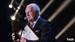 Експрезидент Чехії Вацлав Клаус отримує премію «За видатний внесок у розвиток міжнародних гуманітарних зв’язків з Росією» на церемонії вручення премії імені Єгора Гайдара. Москва, 19 листопада 2014 року