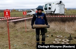 Українські військовослужбовці використовують британську машину для розмінування Armtrac 400, здатну розмінувати 2400 квадратних метрів на годину. Харківська область, 27 жовтня 2022 року