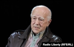 «Відомий колишній український поет-шістдесятник Віталій Коротич, який нині живе в Москві і роздає інтерв'ю про те, що «специальная военная операция была необходима», він був агент КГБ під псевдонімом «Январский» – Андрющенко. На фото Віталій Коротич