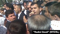 Махмадсаид Убайдуллоев беседует с недовольными торговцами рынка "Корвон", сентябрь 2012 года