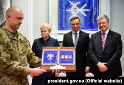 Справа наліво: президенти України, Польщі та Литви, Петро Порошенко, Анджей Дуда і Даля Грібаускайте. Цього дня вони зустрілися з особовим складом спільного українсько-польсько-литовського військового підрозділу «ЛитПолУкрбриг». Люблін, 22 лютого 2019 року