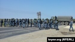 Rusiye OMONı qırımtatarlarnı Ermeni Bazalda qarşılay, 2014 senesi mayısnıñ 3-ü