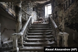 Інтер'єр драмтеатру в Маріуполі після бомбового удару армії Росії, що був здійснений 16 березня 2022 року, в укритті якого перебували сотні цивільних, зокрема діти. Маріуполь, 4 квітня 2022 року