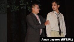 "Абийир кечирбейт" пьесасынан бир көрүнүш