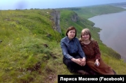 Доктор філологічних наук, професор Лариса Масенко (ліворуч) і її соратниця Людмила Ткач на Дністрі (архівне фото)