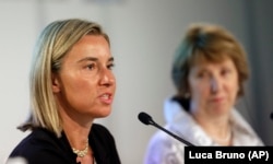 از زمان گسترش اختیارات سرویس اقدام خارجی اتحادیه اروپا در سال ۲۰۰۹، کاترین اشتون (راست) و فدریکا موگرینی هدایت این بخش را به عهده داشته‌اند.