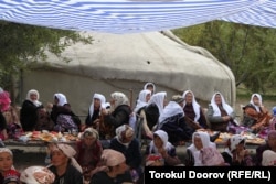 Баткендик апалар айылдагы иш-чаралардын биринде. "Азаттыктын" архиви.