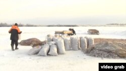 Тотылган балыкны капчыкларга тутыралар һәм үзара бүлешәләр