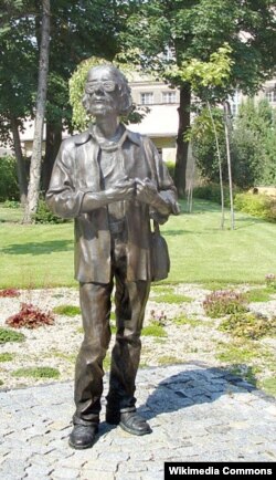 Polyak teatr nəzəriyyəçisi Jerzy Grotowskinin heykəli