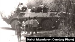 Ош окуясындагы коменданттык саат учурунда биздин айылга кирген танкттар. 1990-жыл июнь