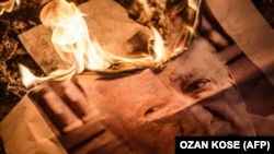 Митингчилер Гүлендин сүрөтүн өрттөдү. 18-июль, 2016-жыл.