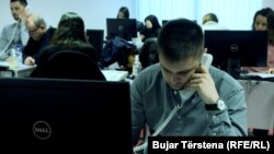 Через пандемію деякі професії зазнали перетворень. Один працівник може поєднувати різні функціональтні обов’язки. Наприклад, співробітник call-центру одночасно є продавцем товару чи послуг