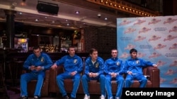 Азат Усеналиев "Украина Атамандары" командасындагы мушкерлер менен. Январь, 2015-ж. Киев.