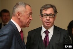 Михаил Лесин (слева) и Петр Авен, 2014 год