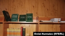 Оштогу медреселердин бириндеги китептер.