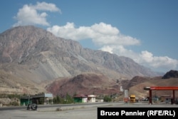 On the road through the mountains