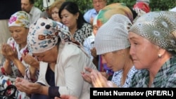 Шаани Топчубаева оң четте турат.