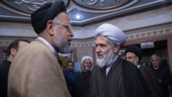 محمود علوی در حال گفت‌وگو با طائب در مراسم ختم پدر همسرش