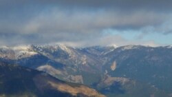 Вершины крымских гор покрыты снегом