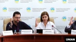 Член Національної ради України з питань телебачення і радіомовлення Максим Онопрієнко (ліворуч)