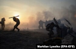 Війна на Донбасі у 2018-му: українські військові ведуть вогонь з гаубиці під Новолуганським