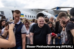 Edem Bekirov Rusiye apsinden qaytqan soñ «Borıspil» ava limanında, 2019 senesi