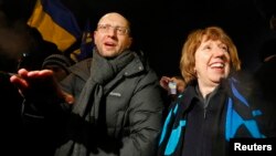 Евробиримдиктин тышкы иштер жана коопсуздук боюнча жетекчиси Кэтрин Эштон Украина оппозициясынын лидери Арсений Яценюк менен. 10-декабрь, 2013-жыл