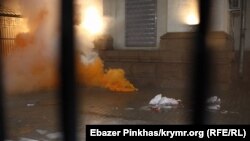 Фото з місця подій під посольством Росії на Повітрофлотському проспекті в Києві