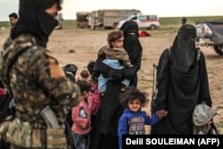 نیروهای دمکراتیک از چند هفته پیش باغوز را محاصره کرده و در انتظار آغاز این عملیات بودند؛ عملیات از شامگاه یکشنبه در پی خروج باقی‌مانده غیرنظامی‌ها، شامل هزاران زن و کودک، آغاز شد.