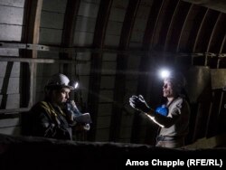 26 травня 2017 року. Вербки, Дніпропетровська область. Шахта імені Героїв космосу. Олег Петров (праворуч) розмовляє зі своїм підлеглим. Автор фото – Еймос Чаппл