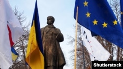 Під час мітингу біля пам’ятника Тарасу Шевченку в Луганську, 12 січня 2014 року