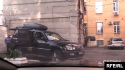 Також журналісти помітили авто супроводу Пінчука біля тих самих воріт АП 28 травня