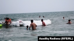 «Kənarda çirkab çox olsa da, su təmizdir».