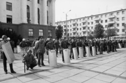 Силовики перед будівлею Верховної Ради АРК під час мітингу кримських татар. Сімферополь, жовтень 1992 року