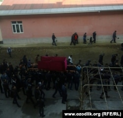 Сувга чўкаётган синфдош дўстини қутқараман, деб ўзи ҳалок бўлган 10 ёшли Абдулла Рўзибоев 24 январ куни Тошкентда дафн этилди.