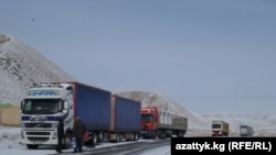 Грузовые автомашины едут из Китая через Торугарт.