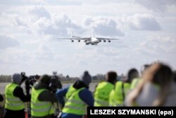 تصویری از هواپیمای غول‌پیکر آنتونوف ۲۲۵ در حال فرود در فرودگاه ورشو در ۱۴ آوریل ۲۰۲۰