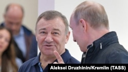Президент РФ Владимир Путин и председатель совета директоров СМП-Банка Аркадий Ротенберг (справа налево)