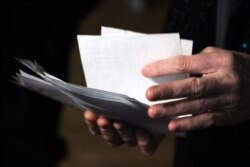 Директор школи показує записки від мами померлої дитини про те, що та хворіє