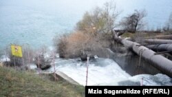 Стремительно, будто сбегая по ступеням, водная масса обрушивается в водоем, образуя при этом воронку