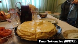 Балкарлардын негизги тамагы - хычын. Ал ун, сыр жана картошка менен жасалат.