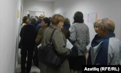 Алдан тавыш бирергә килүчеләр чираты