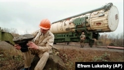 Офіцер української армії відпочиває перед тим, як підірвати пускову установку поблизу міста Деражня в Хмельницькій області, 23 жовтня 1996 року