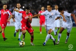 Тажикстандын курама командасынын оюнчусу Мухаммаджон Рахимов (оңдо) жана Кыргызстандын курама командасынын оюнчусу Бахтияр Дүйшөбеков (солдо). Тажикстан, Дүйшөмбү шаары. 5-сентябрь, 2019-жыл.