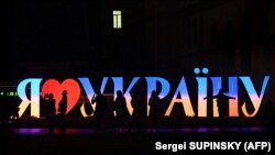 Водночас розмовляють вдома лише або переважно російською 11% опитаних
