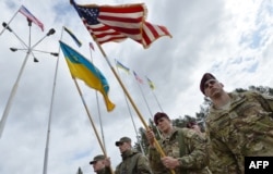 Українські та американські військовослужбовці під час відкриття навчань на Яворівському полігоні. Квітень 2015 року