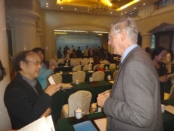 Манас таануучулар Такао Нишиваки (солдо) менен Карл Райхл. Бээжин ш. 19.10.2015.