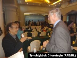 “Жуңгодогу уйгур дастандары боюнча эл аралык туңгуч илимий жыйынга” катышкан профессорлор Такао Нишиваки (солдо) жана Карл Райхл. Бээжин, КЭР. 19.10.2015.