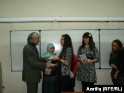 Мансур Вәли-Барҗылы студентларга бүләкләр тапшыра