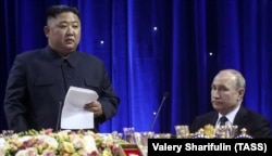 Кім Чен Ин виступає з промовою, яку слуха Володимир Путін під час попередніх відвідин Росії у 2019 році. Владивосток, 25 квітня 2019 року